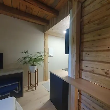 Pieni Asunto Maalla Navettarakennuksessa. Lejlighed *