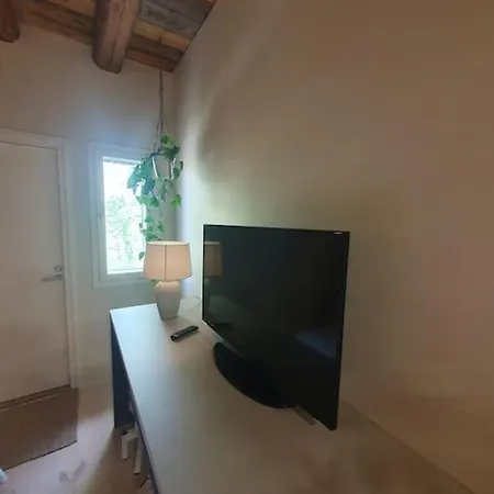 Pieni Asunto Maalla Navettarakennuksessa. *