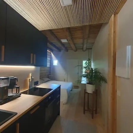 Pieni Asunto Maalla Navettarakennuksessa.