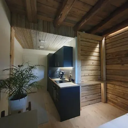 Pieni Asunto Maalla Navettarakennuksessa. * Muurame