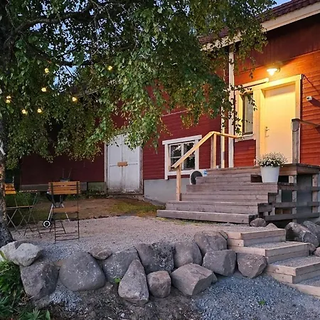 Pieni Asunto Maalla Navettarakennuksessa. Muurame