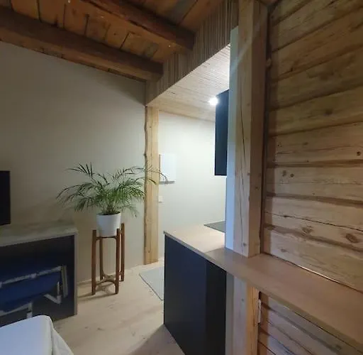 Pieni Asunto Maalla Navettarakennuksessa. 아파트 *