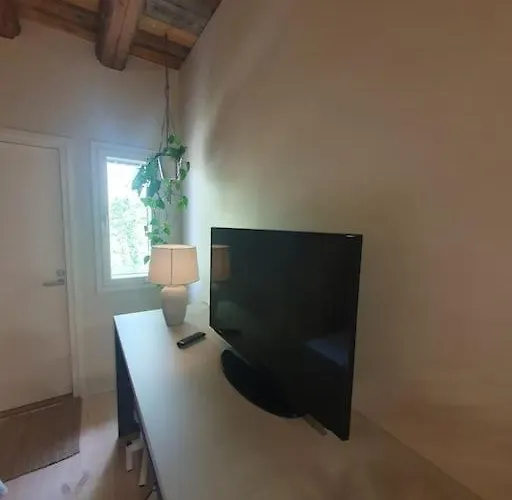 Pieni Asunto Maalla Navettarakennuksessa. *