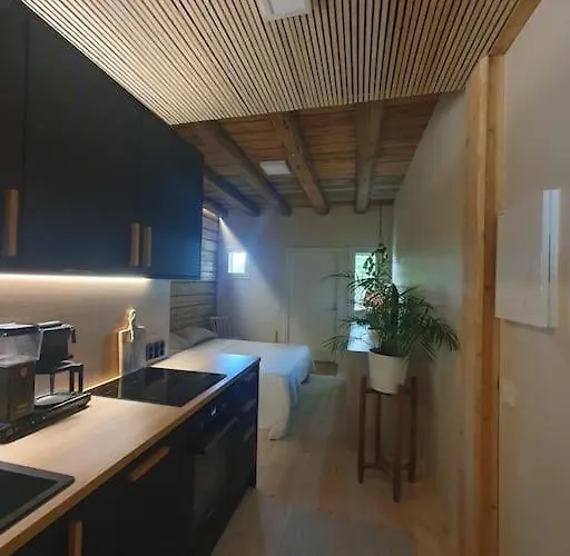 Pieni Asunto Maalla Navettarakennuksessa.