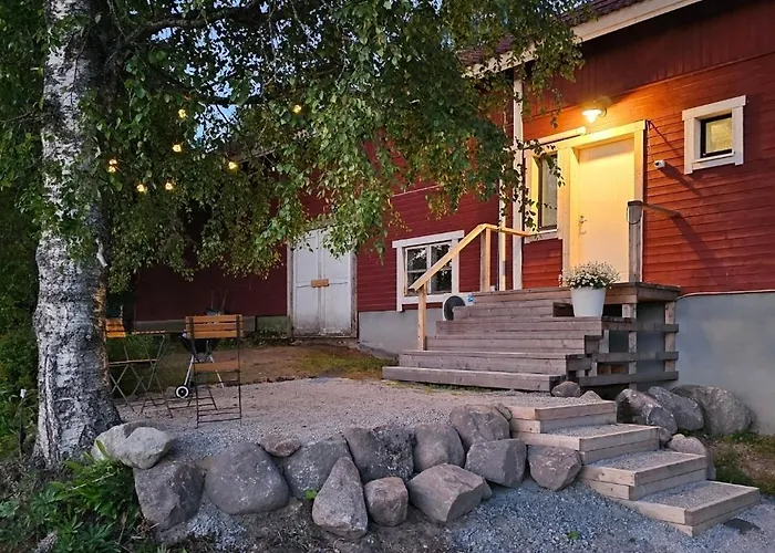 Pieni Asunto Maalla Navettarakennuksessa. Муураме